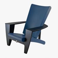 COZI Lounge Chair with black armrests and legs